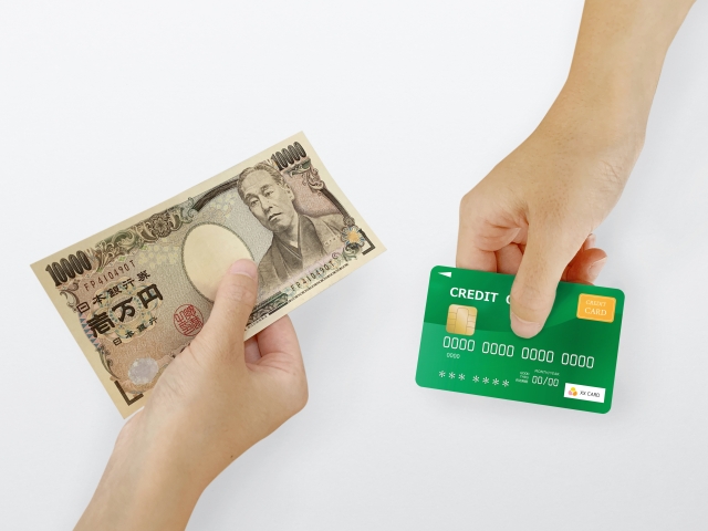 １万円札とクレジットカード